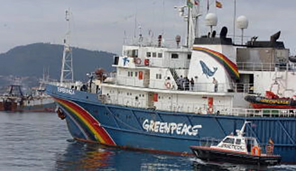 barco Greenpeace puerto de Vigo