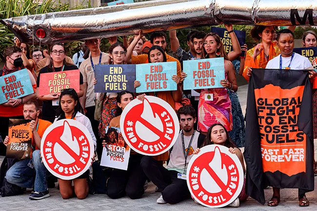 protesta en contra de los combustibles fosiles en la COP28