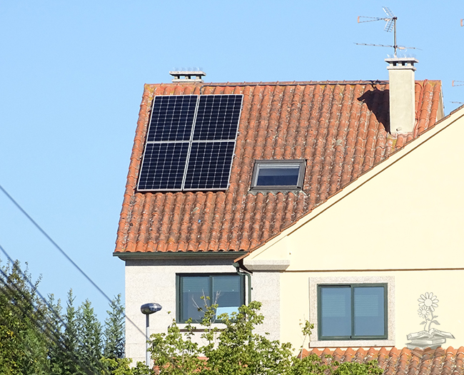 casa con paneles solares fotovoltaicos en tejado