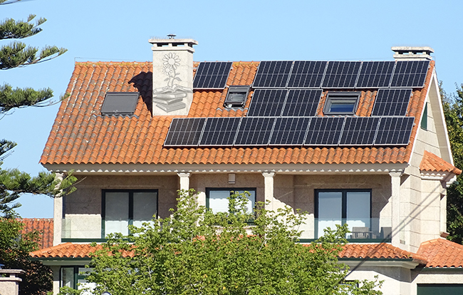 Casa con paneles solares